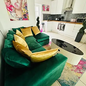 Townhouse: Modern With Private Patio Brighton